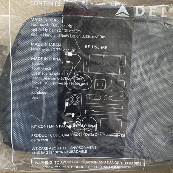 1 Victorinox rolling carry on, 2 Tumi Dopp kits, Travel organizer and amenities - Picture 12 of 16